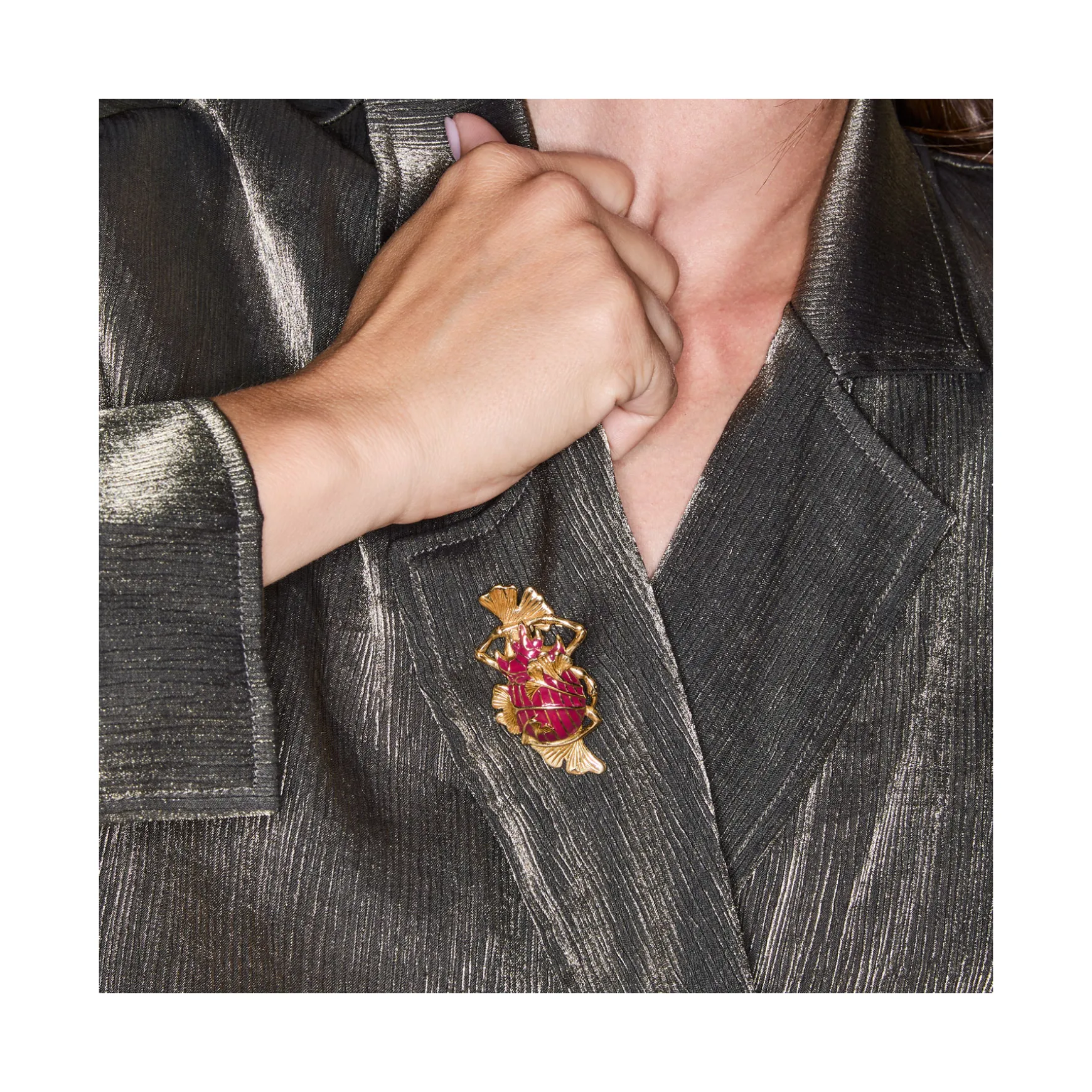 Sale Claris Virot Broche Barbara Scarabée or, feuilles de ginko & résine bordeaux