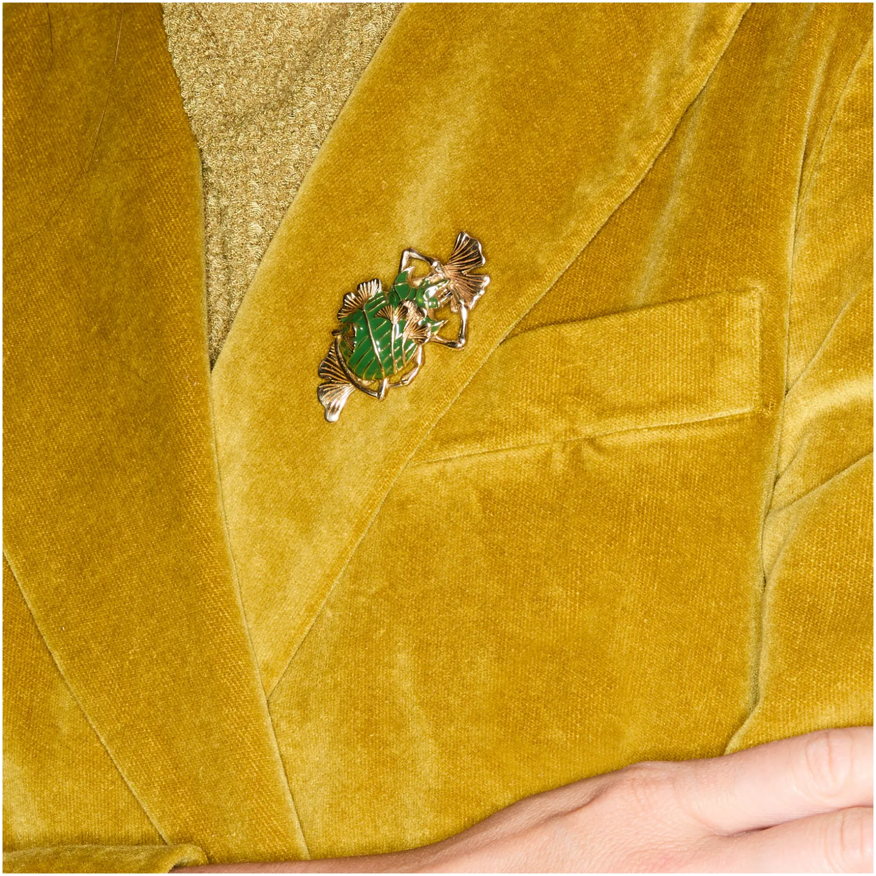 Cheap Claris Virot Broche Barbara Scarabée or, feuilles de ginko et résine verte