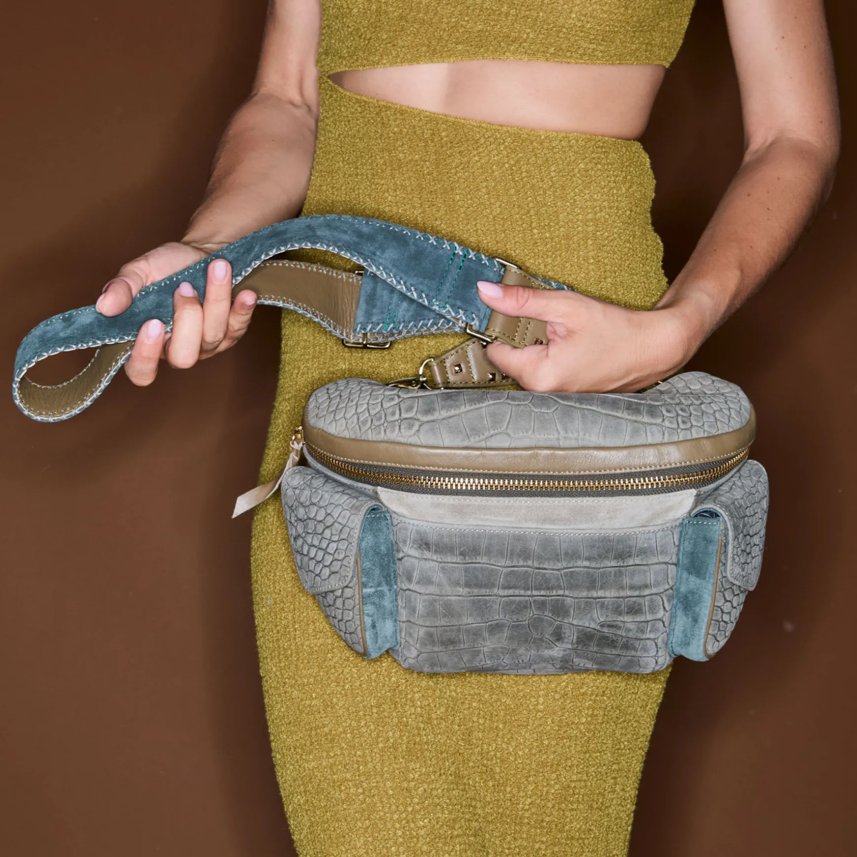 Store Claris Virot Sac Banane Jules Nubuck embossé croco gris perle